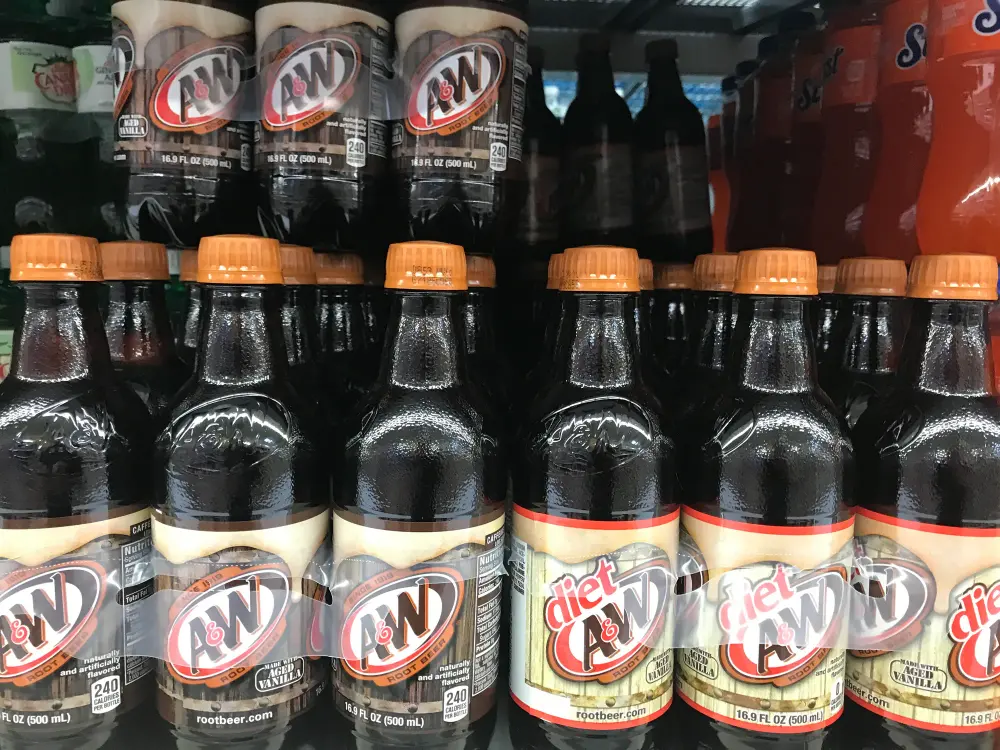 Kühlregal in einem US-Supermarkt mit A&W Root Beer und Diet A&W in 500-ml-Flaschen nebeneinander