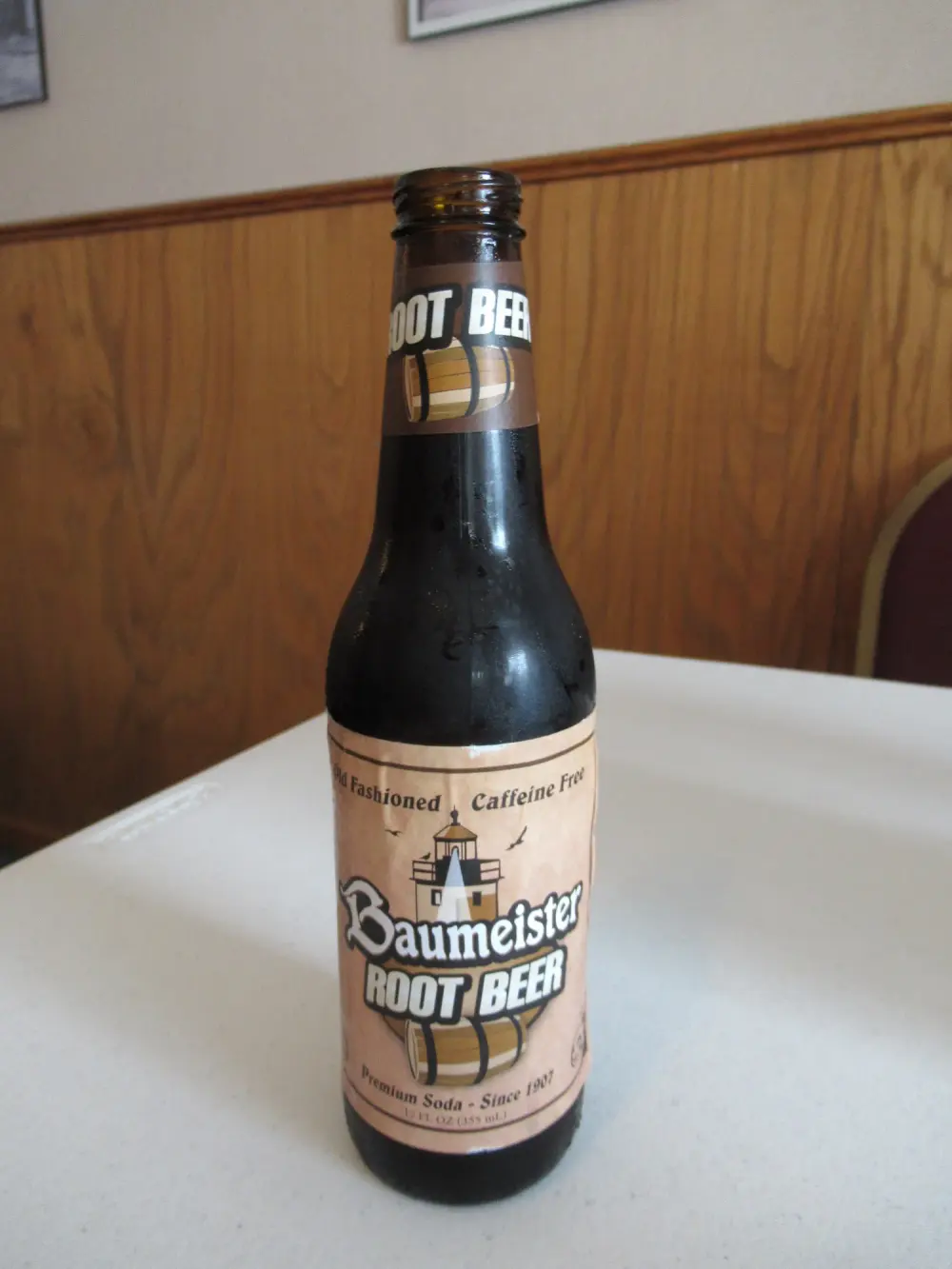 Flasche Baumeister Root Beer mit Leuchtturm-Etikett, Aufschrift Old Fashioned, Caffeine Free und Premium Soda seit 1907