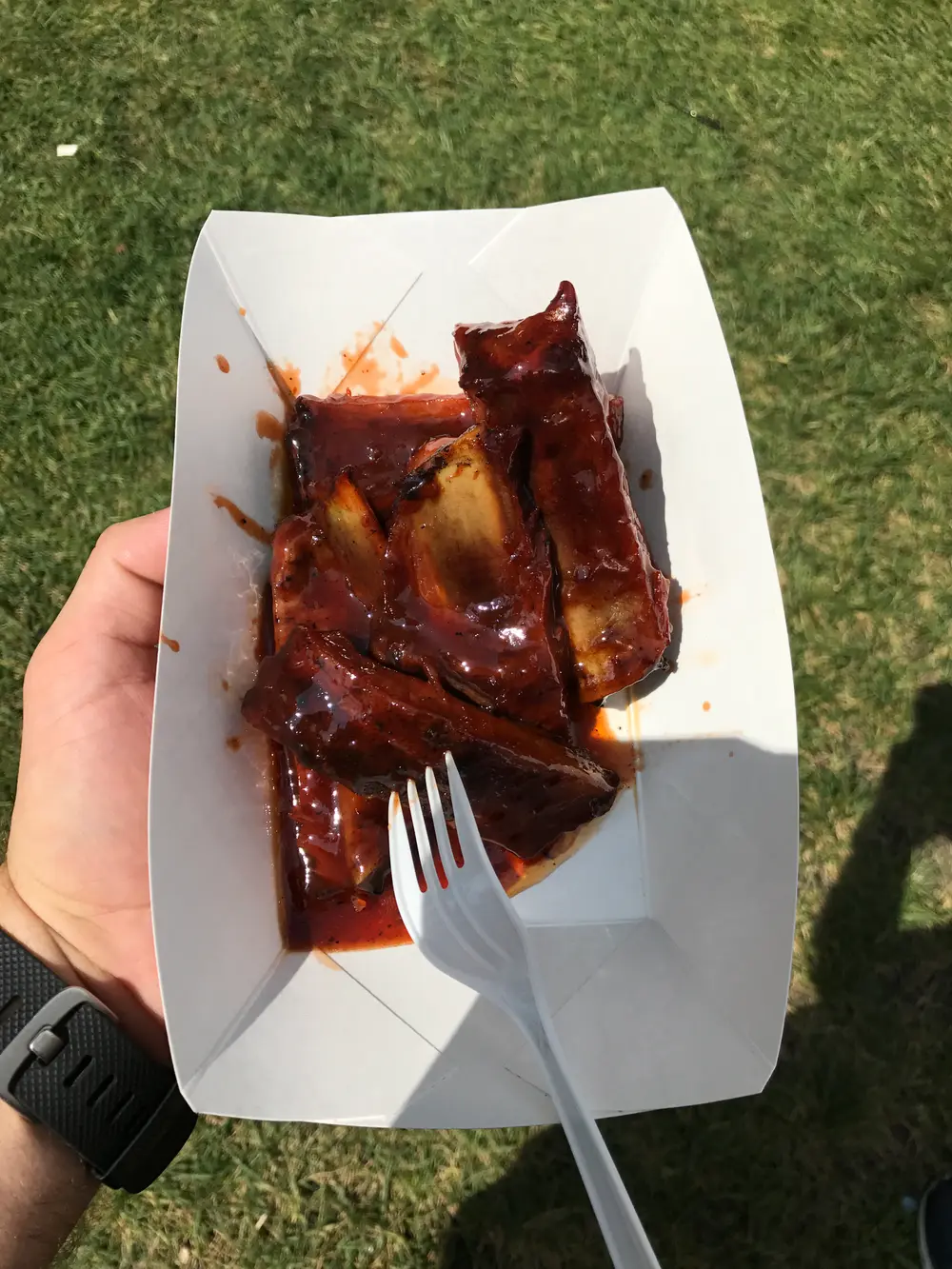 Rippchen mit dunkler Root-Beer-BBQ-Sauce in einer Papierschale