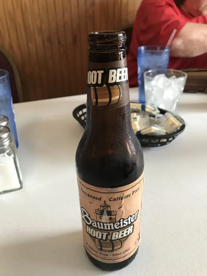 Flasche Baumeister Root Beer auf einem Tisch in einem amerikanischen Diner