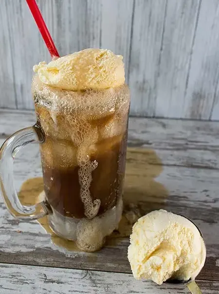 Root Beer Float im Glaskrug mit Vanilleeis und rotem Strohhalm