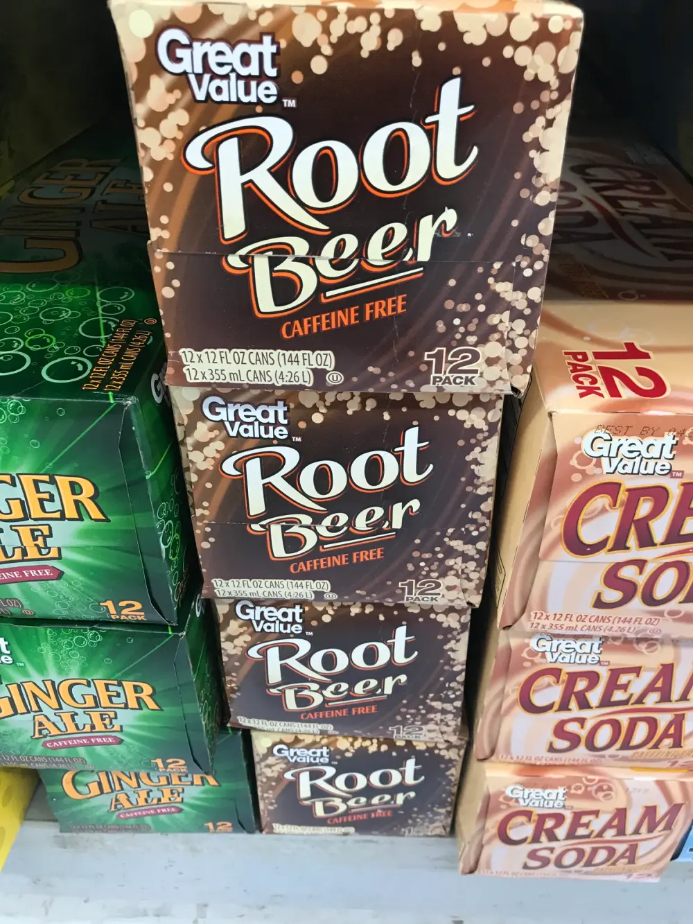 Verkaufsdisplay mit Zwölferkartons Root Beer in einem amerikanischen Supermarkt, daneben Cream Soda und Ginger Ale
