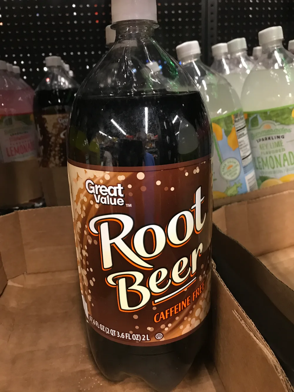 Zwei-Liter-Flasche Root Beer der Walmart-Hausmarke Great Value mit dem Hinweis „Caffeine Free“, im Regal zwischen Limonaden