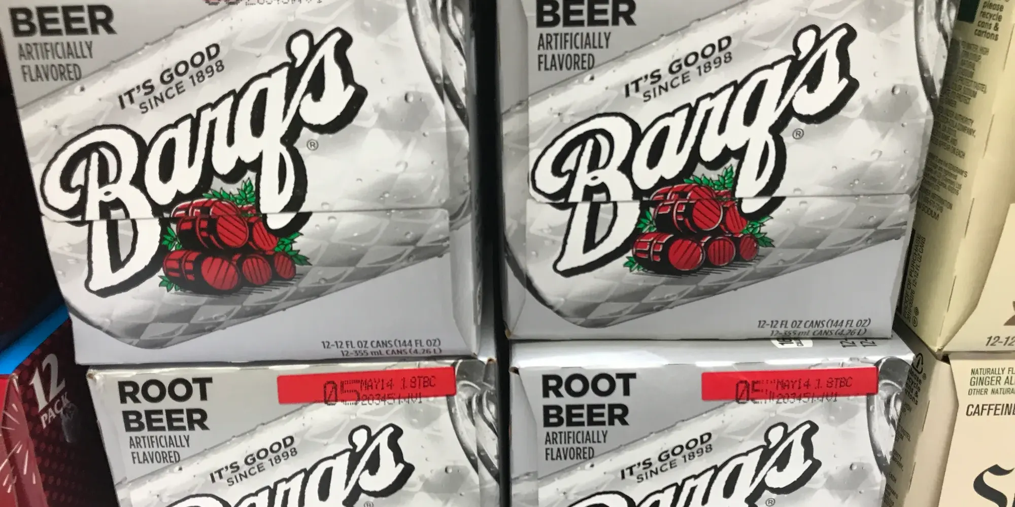 Root-Beer-Kartons im Regal eines amerikanischen Supermarkts