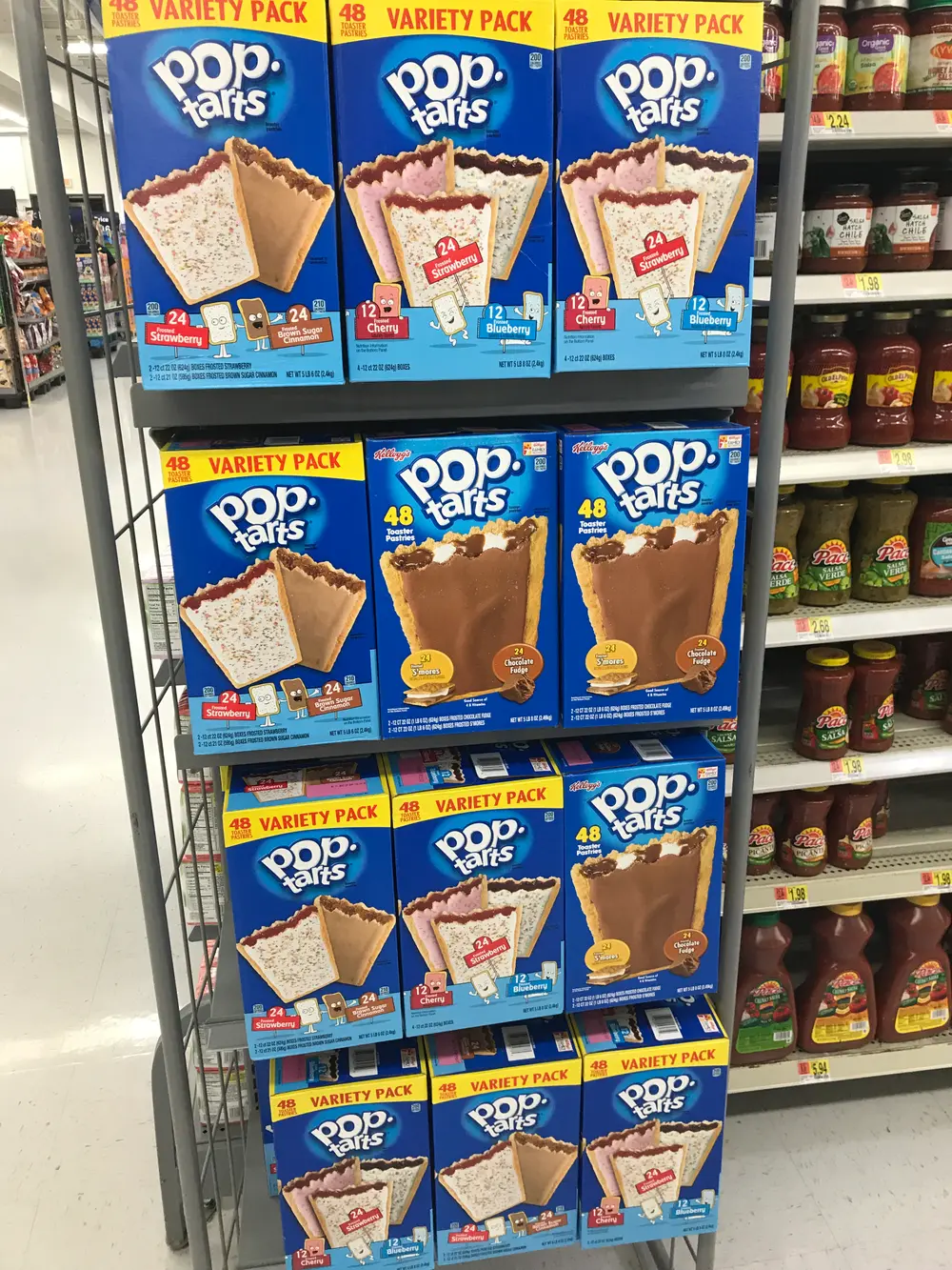 Regal mit Pop-Tarts-Variety-Packs zu 48 Stück in einem US-Supermarkt, rechts daneben Salsa-Gläser mit Preisschildern