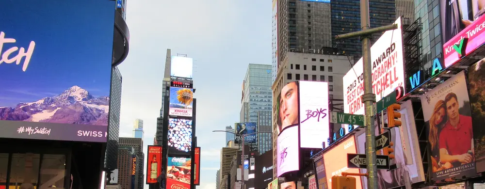 Leuchtreklame am Times Square in New York mit Werbetafeln fuer Coca-Cola, Budweiser und Broadway-Musicals