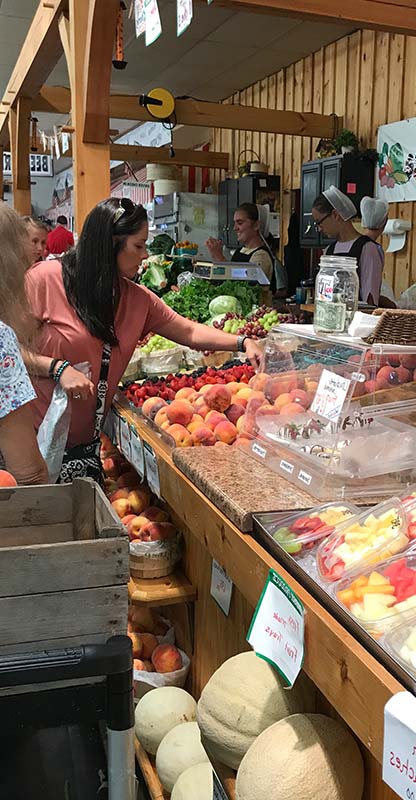 Bauernmarkt in Lancester. Amsih verkaufen Obst Gemüse und Root Beer an Touristen.